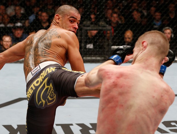 Renan Barão derrota Michael McDonald no UFC Londres (Foto: Divulgação/UFC)