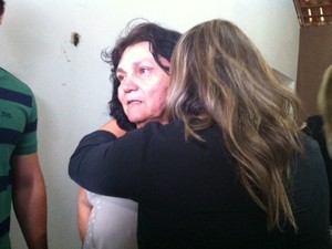 Mãe de Vanessa, Raimunda Medeiros, chora abraçada com a outra filha (Foto: Anderson Barbosa/G1)