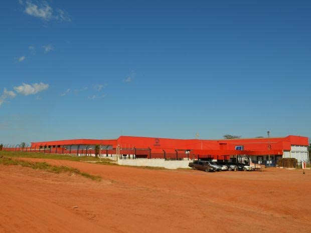 Empregados estão em férias coletivas e preocupados com a demissão em massa (Foto: Eliete Marques/G1)