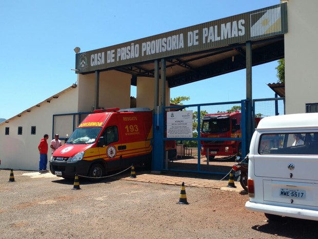 Bombeiros tiveram dificuldades de combater o fogo dentro das celas (Foto: Cyntia Miranda/G1)