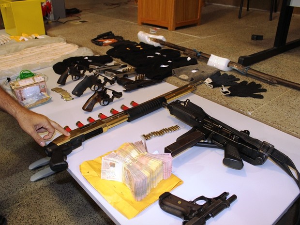 Armas apreendidas com os suspeito de integrar quadrilha que roubava banco no Piauí (Foto: Gil Oliveira/ G1)