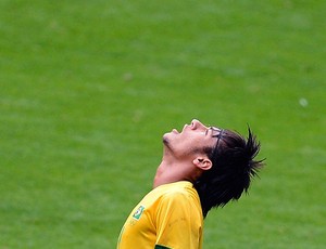 Neymar lamenta gol perdido do Brasil contra a Nova Zelândia (Foto: Reuters)