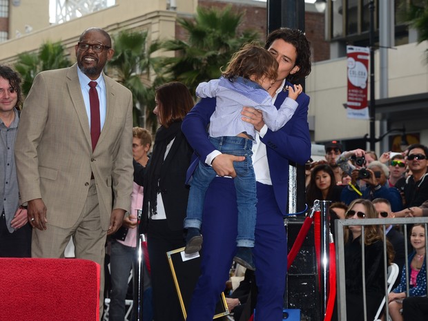 Orlando Bloom com o filho, Flynn, na Calçada da Fama de Hollywood, em Los Angeles, nos Estados Unidos (Foto: Frederick M. Brown/ AFP)