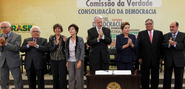 Os integrantes da Comissão da Verdade ao lado da presidente Dilma Rousseff (Foto: Roberto Stuckert Filho / Presidência)