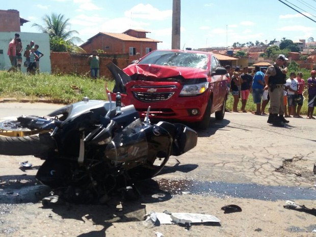 Moto e carro envolvidos no acidente ficaram destruídos (Foto: Ana Carolina Ferreira/Inter TV Grande Minas)