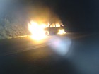Carro de PM fica destruído após incêndio na MG-188, em Paracatu