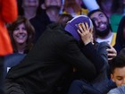 Ashton Kutcher e Mila Kunis dão beijão e ficam envergonhados