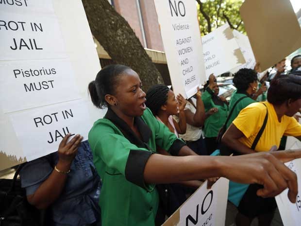 Mulheres protestam em frente ao Tribunal de Magistrados de Pretória, durante a audiência de pedido de fiança de Oscar Pistorius. (Foto: Mike Hutchings / Reuters)