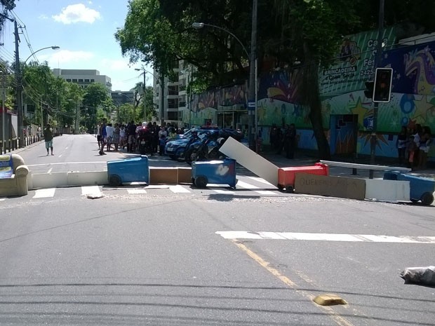 Rua foi fechada no início da tarde por moradores indignados (Foto: Lilian Quaino/G1)