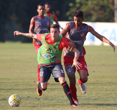 Adryan em ação contra o Bangu no jogo-treino realizado nesta terça-feira (Foto: Gilvan de Souza/Flamengo) Adryan em ação contra o Bangu no jogo-treino realizado nesta terça-feira (Foto: Gilvan de Souza/Flamengo)