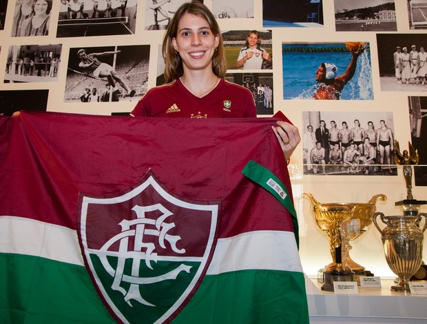 Natalia Falavigna com a bandeira do Fluminense taekwondo (Foto: Bruno Haddad/Fluminense F.C.)