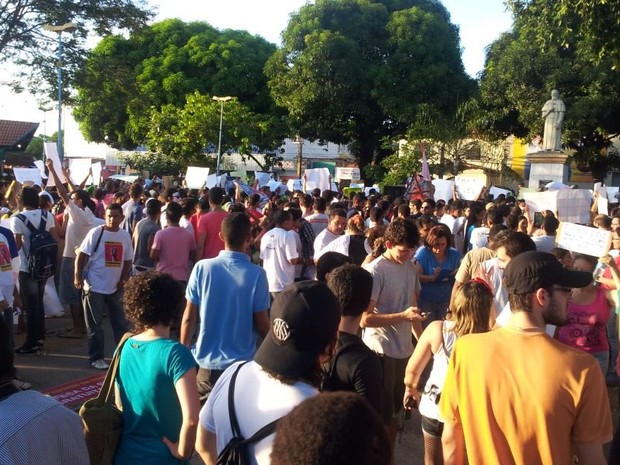Concentração de passeata em Imperatiza aconteceu na Praça de Fátima, centro da cidade (Foto: Sidney Rodrigues/Divulgação)