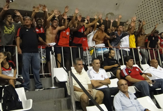 Eduardo Bandeira de Mello protesto torcida Flamengo NBB (Foto: Fabio Leme)