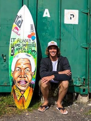 Jordy Smith com a prancha de surfe em homenagem a Nelson Mandela (Foto: Reprodução/Facebook)