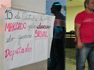 Negociação e manifestação na AL marcaram Dia do Professor. (Foto: Renê Dióz/G1)