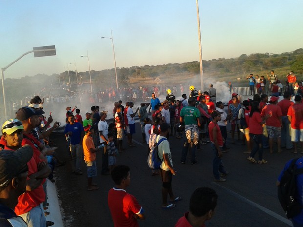 Manifestantes fecham a avenida Thêotônio Segurado, na região sul de Palmas (Foto: Adriano Fonseca/TV Anhanguera TO)