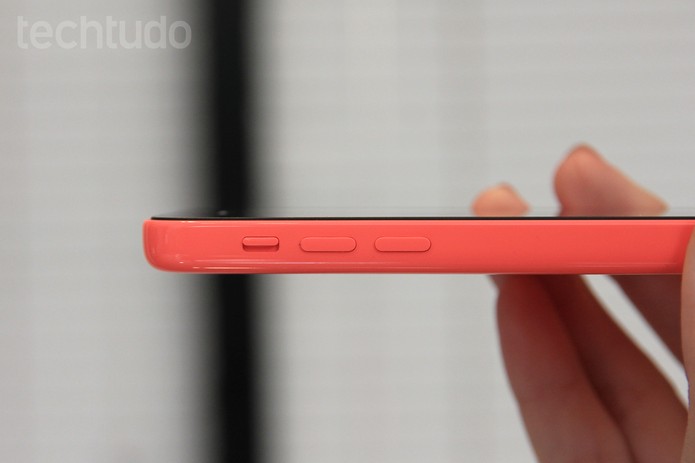 Detalhes dos botões do iPhone 5C (Foto: Isadora Díaz/TechTudo) Detalhes dos botões do iPhone 5C (Foto: Isadora Díaz/TechTudo)
