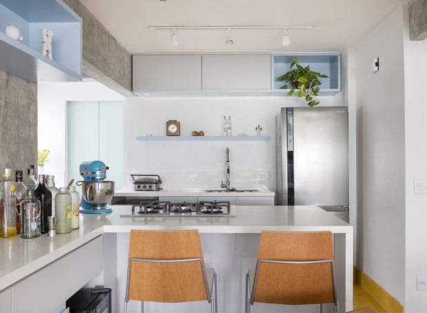 Decoraç u00e3o de apartamento concreto aparente ganha aconchego com marcenaria e mix de cores Casa Aparador Loja Gato Preto ~ Decoraç u00e3o de apartamento concreto aparente ganha aconchego com marcenaria e mix de cores Casa