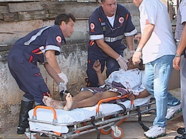 Homem foi socorrido por uma equipe do Samu (Foto: Reprodução/TV TEM) Homem foi socorrido por uma equipe do Samu (Foto: Reprodução/TV TEM)
