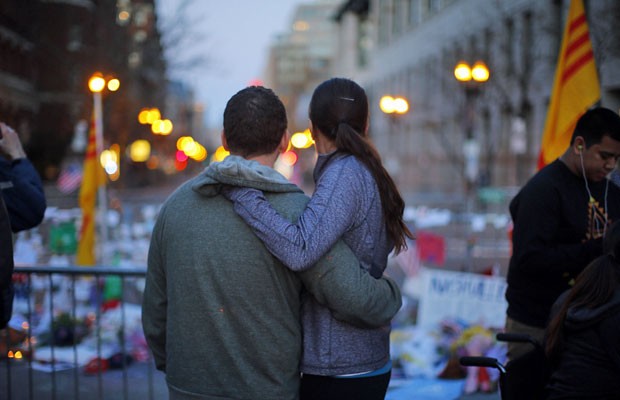 Casal observa homenagens feitas na rua Boylston para as vítimas dos ataques à maratona, em Boston (Foto: Brian Snyder/Reuters)