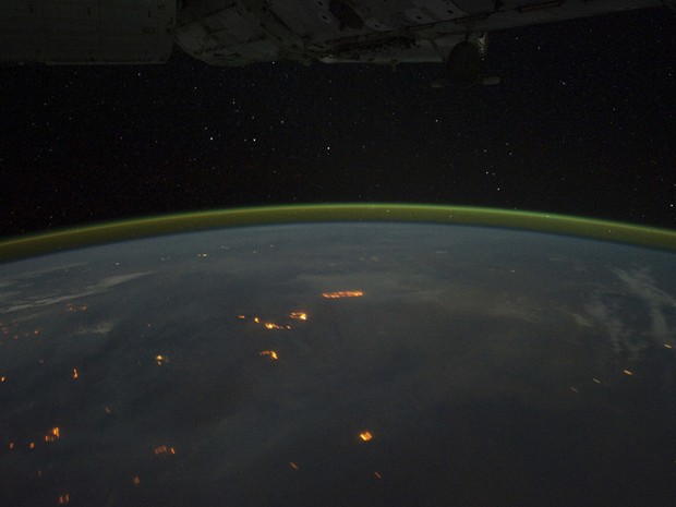 Imagem feita por astronauta que está na Estação Espacial Internacional mostra focos de queimada na Austrália (Foto: Nasa/Reuters)