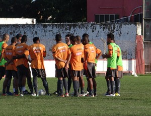 Titulares (de colete) escutam atentamente preleção do técnico do CRB (Foto: Henrique Pereira/GLOBOESPORTE.COM)