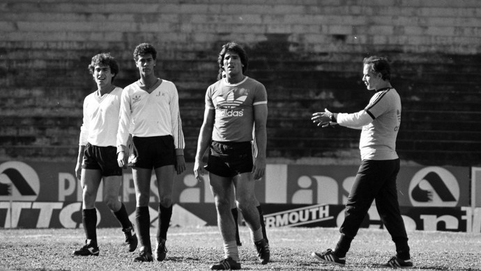 Valdir Espinosa comanda treino do Grêmio na Arena em 1983 (Foto: Rubens Borges / Agência RBS)