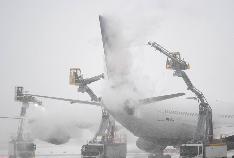 No aeroporto de Frankfurt, 125 voos foram cancelados  (Foto: Arne Dedert/DPA/AFP)