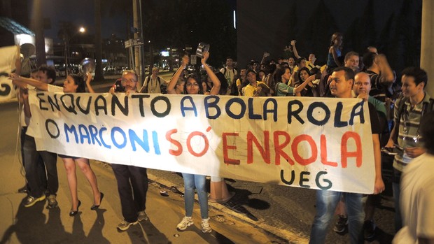 Protesto seleção Brasileira (Foto: Alexandre Lozetti)