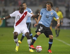 Peru 1 x 2 Uruguai, Eliminatórias, Advíncula e Forlán (Foto: Reuters)