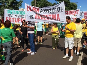 Manifestantes em avenida de Araçatuba (Foto: Eduardo Fonseca/TV TEM)