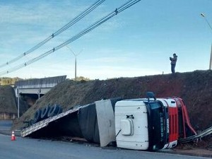 Caminhão caiu em barranco na Fernão Dias (Foto: Simone Silva/Vanguarda Repórter)