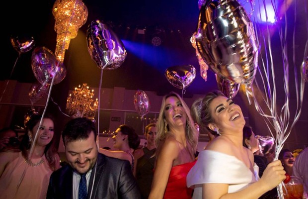 Ticiane Pinheiro se diverte em pista de dança com os noivos Naiara Azevedo e Rafael Cabral (Foto: Reprodução/Instagram)