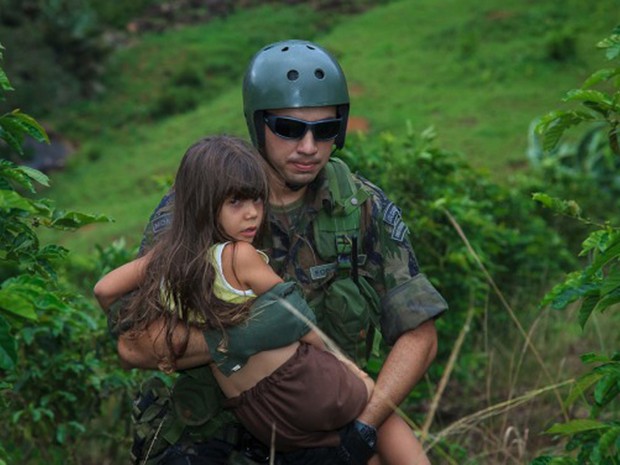 Militares da FAB resgata menina em Baixo Guandu, no Espírito Santo. (Foto: Sargento Batista/ Agência Força Aérea)
