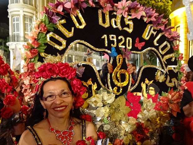 Bloco das Flores homenageia a imprensa pernambucana, no desfile 2013 (Foto: Katherine Coutinho / G1)