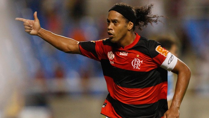 Turcos dizem que Ronaldinho aceitou proposta do Besiktas; jogador nega