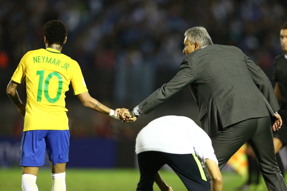 Tite cumprimenta seu principal jogador: Neymar só desfalcou a equipe uma vez desde que o técnico assumiu o comando (Foto: Lucas Figueiredo/CBF)