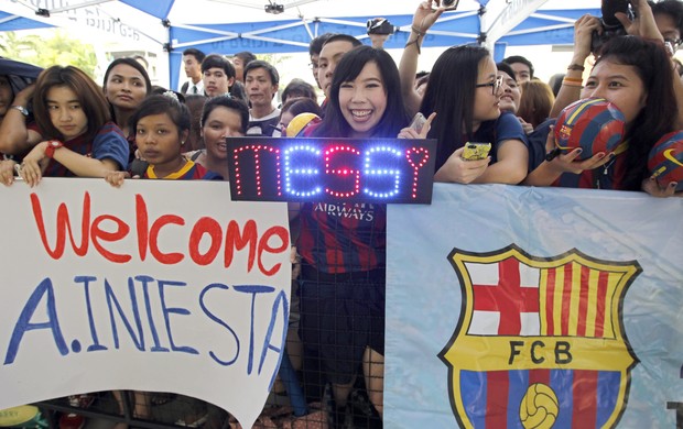 Tailandeses recebem o Barcelona com muito carinho (Foto: EFE)