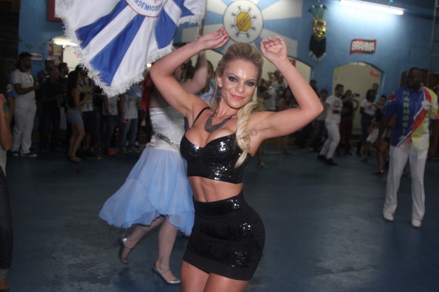Indianara Carvalho, Miss Bumbum 2014, vai a ensaio de escola de samba (Foto: Thiago Duran/AgNews)