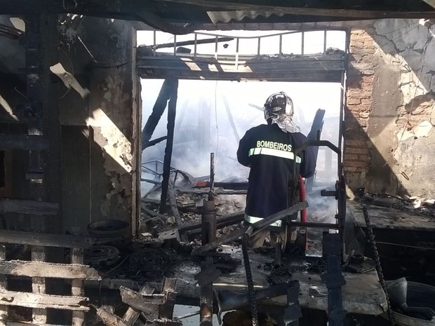 Incêndio em oficina mecânica de Paranavaí (Foto: Fabiano Oliveira/RPC)
