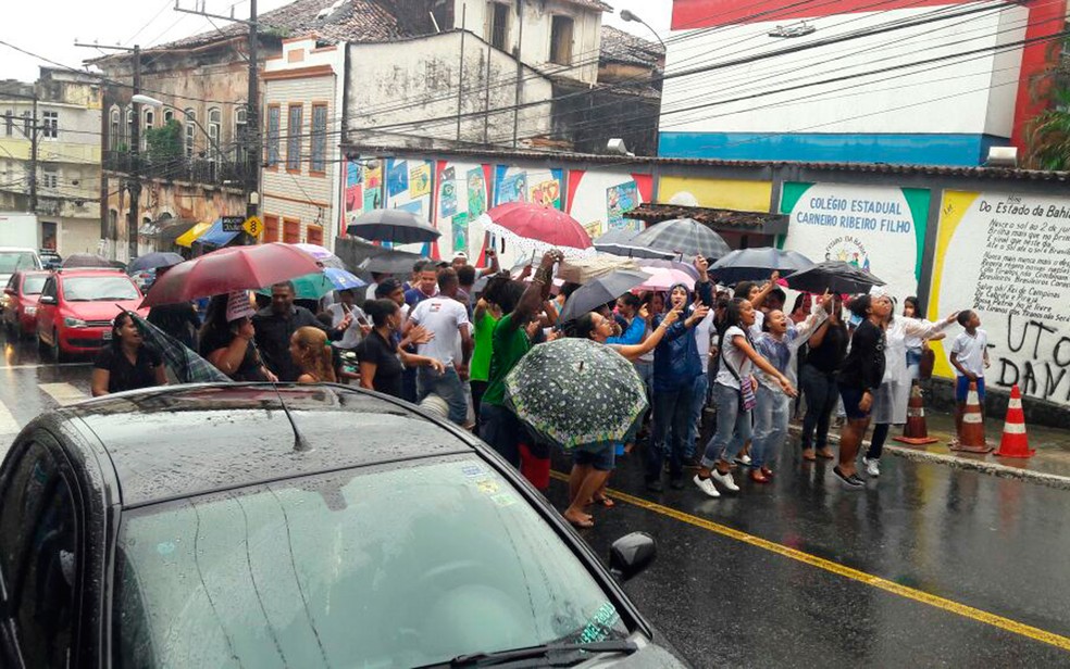 Estudantes fecham a Ladeira da Soledade em protesto (Foto: Vanderson Nascimento/TV Bahia)