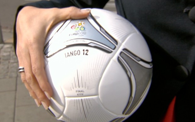 Tango 12 bola oficial da Eurocopa 2012 (Foto: Reprodução SporTV)