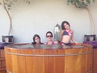 Vera Viel posa em banheira de ofurô com as filhas