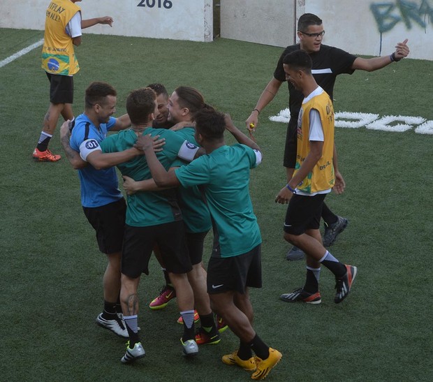 Wesley Safadão em campeonato de futebol (Foto: Francisco Cepeda e Thiago Duran/AgNews)