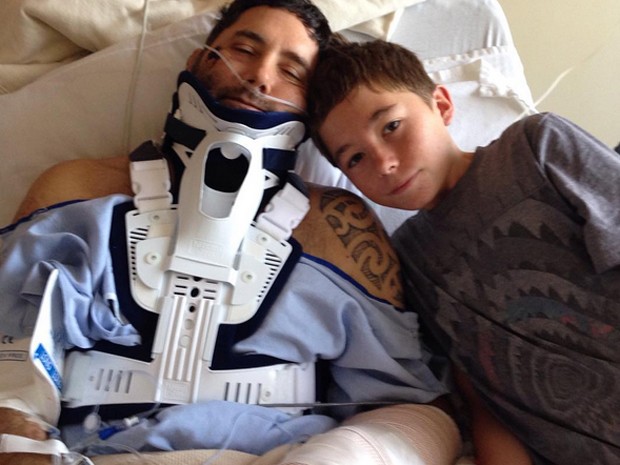 Charlie, ao lado do pai, David Finlayson, no hospital (Foto: Reprodução/Instagram/Katie Wilstead)