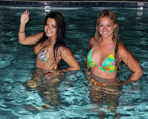 Que Calor Em Coruripe Bailarinas Se Refrescam Na Piscina Do Hotel A Noite Danca Da Galera Programas