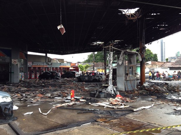 Posto em Água Fria ficou destruído após incêndio (Foto: Marjones Pinheiro/G1)