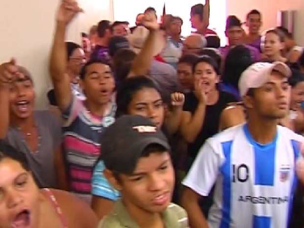 Moradores de Nova Independência protestam na Câmara (Foto: Reprodução/TV Tem)