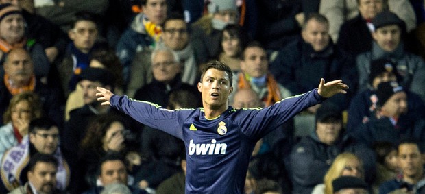 Cristiano Ronaldo comemora gol do Real Madrid contra o Valencia (Foto: AFP)