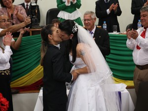 Casal gay trocou alianças em casamento coletivo em Santana do Livramento (Foto: Carlos Macedo / Agencia RBS)